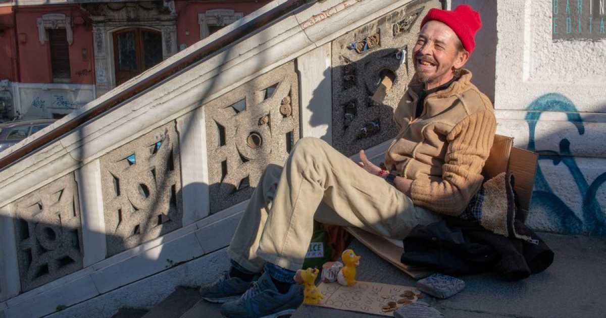 Bari, la storia di "Marco buongiorno": il clochard che saluta tutti con un sorriso